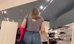 CANDID THICK TEEN BOOTY IN JEANS