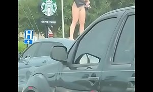 Mulher doida sobe encima do carro e começ_a a se masturbar para todos na rua verem