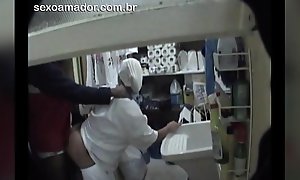 Motoboy faz sexo com faxineira de restaurante entre uma entrega e outra
