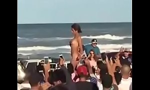 Sexy bailando en la playa