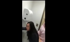 Professor comendo a aluna no banheiro da faculdade