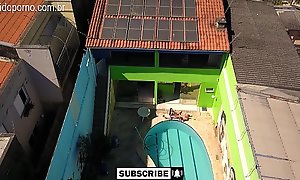 Ví_deo incrí_vel de DRONE em Sã_o Paulo que flagra casal fodendo ao lado da piscina - 4K